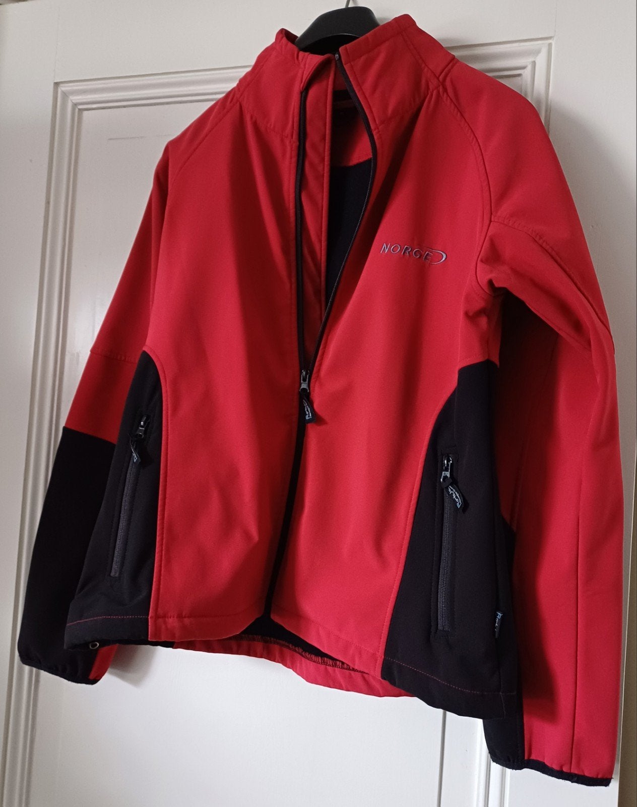 Nieuw Noors stoer windjack XL, valt als maat 40/42., Ophalen, Nieuw, Maat 42/44 (L), Rood
