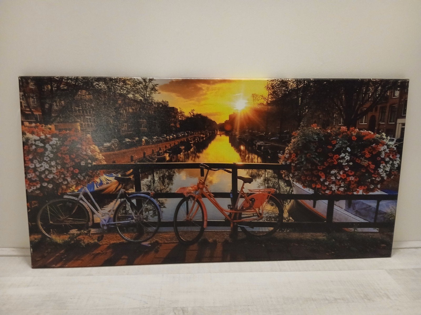 Schilderij Amsterdamse gracht met fietsen - Zonsondergang, Antiek en Kunst, Ophalen, Op houten frame, Print, Stadsgezicht