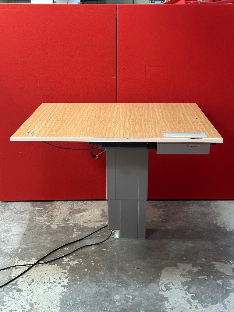 Ahrend elektrisch zit-sta bureau – professionele werkplek, Huis en Inrichting, Bureaus, Ophalen, Zit-sta bureau, Gebruikt, 120 cm