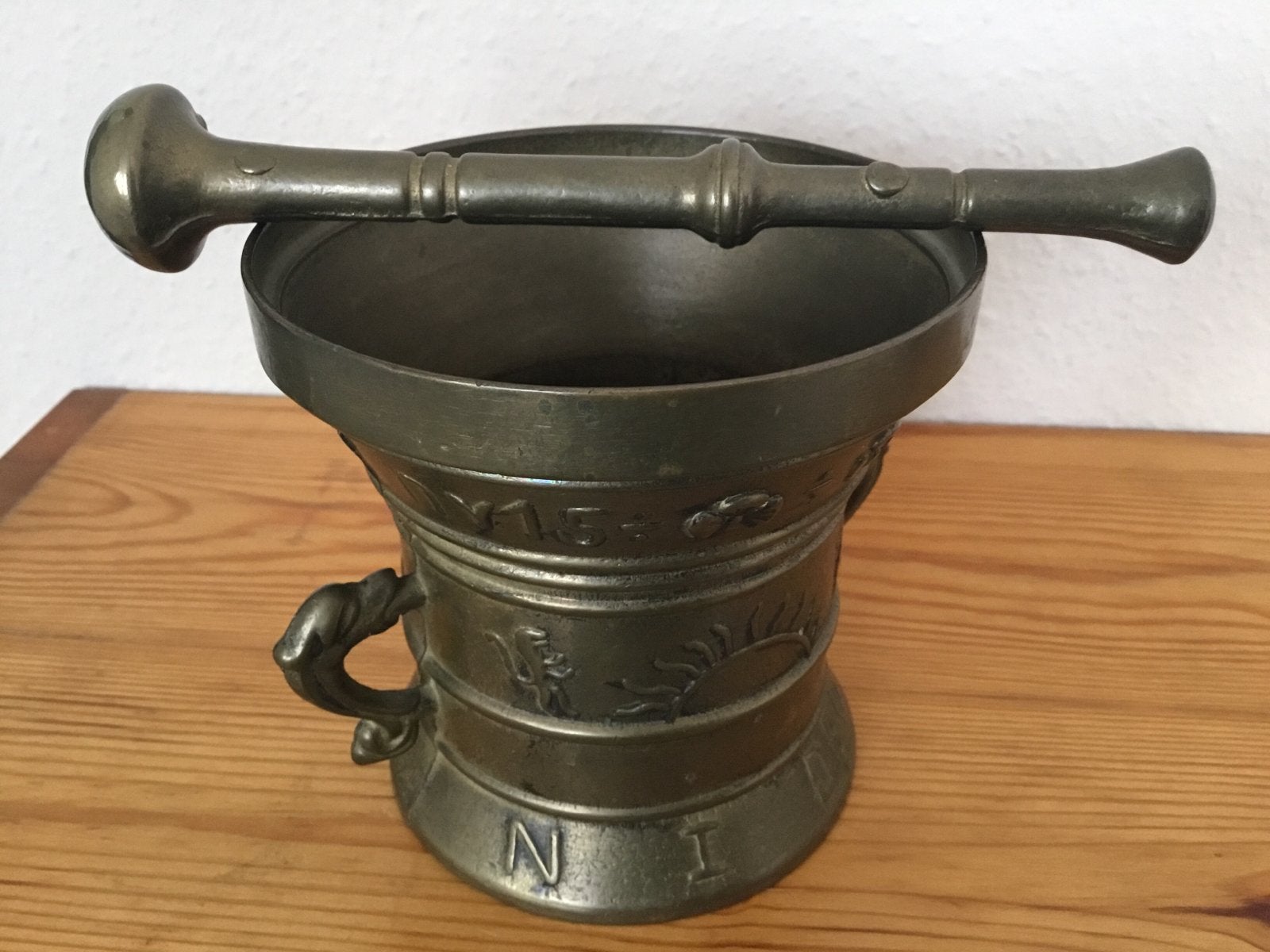 Bronzen vijzel, koperen strijkijzer en kruisje, Ophalen of Verzenden, Brons