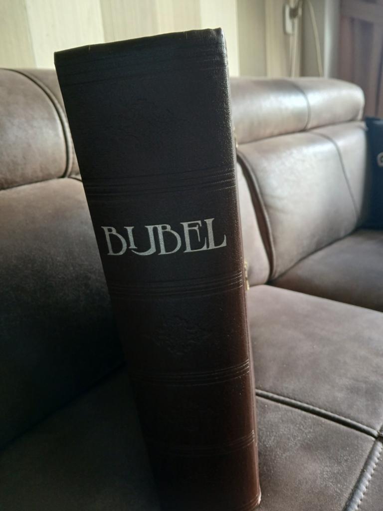 Antieke Bijbel met leren kaft en metalen sluitingen, Antiek en Kunst, Ophalen of Verzenden, Onbekend