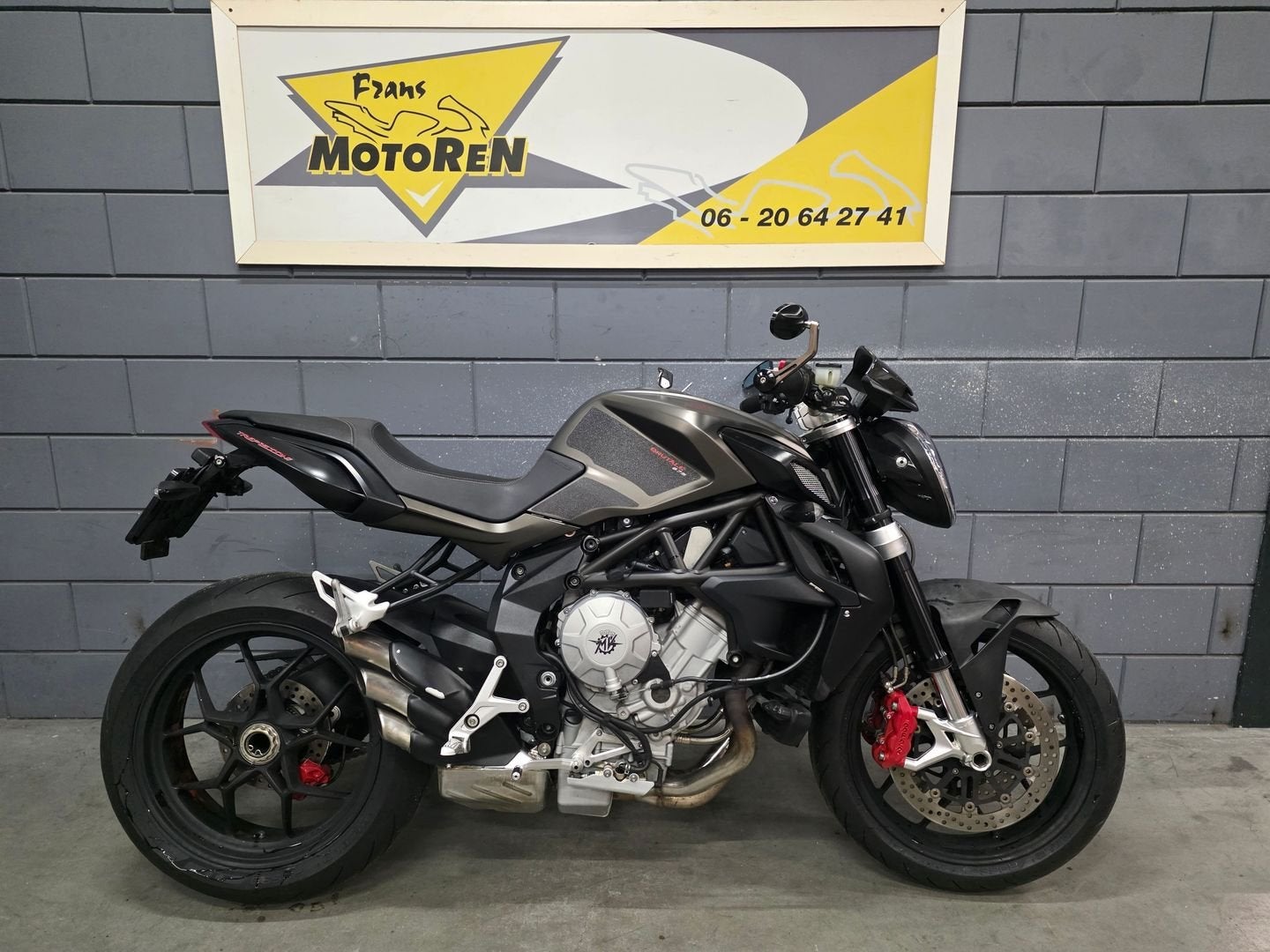MV AGUSTA BRUTALE 675 bj 2012 lichte rijdbare schade, 675 cc, Naked bike, Onbekend, 3 cilinders