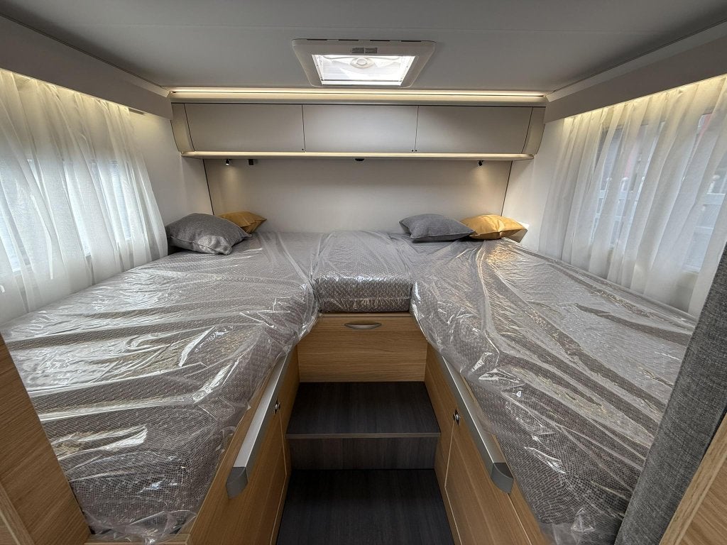 Adria Coral Axess 600 SL 20.000 KORTING lengtebedden COMPACT, Caravans en Kamperen, Campers, Standaard zit, 6 tot 7 meter, Bedrijf