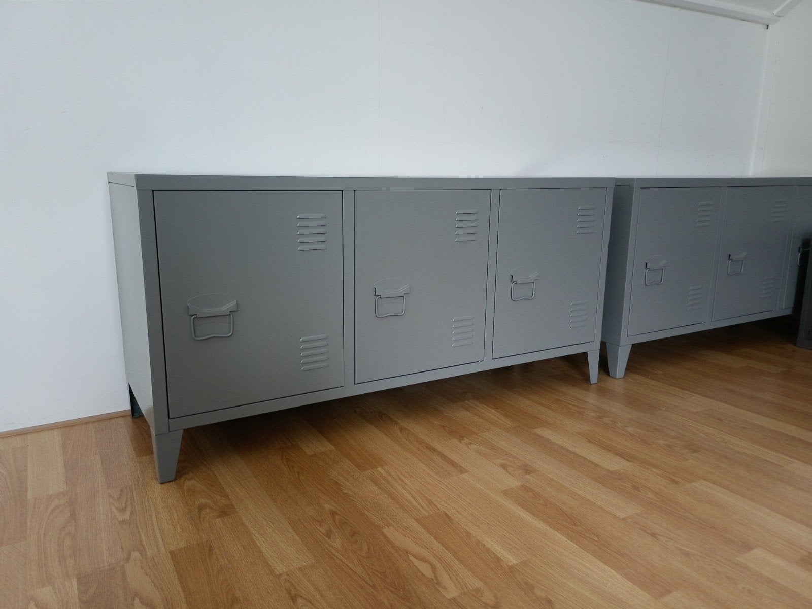 Industrieel dressoir plaatstaal grijs - 4 kasten, Huis en Inrichting, Kasten | Televisiemeubels, Ophalen, 100 tot 150 cm, Zo goed als nieuw