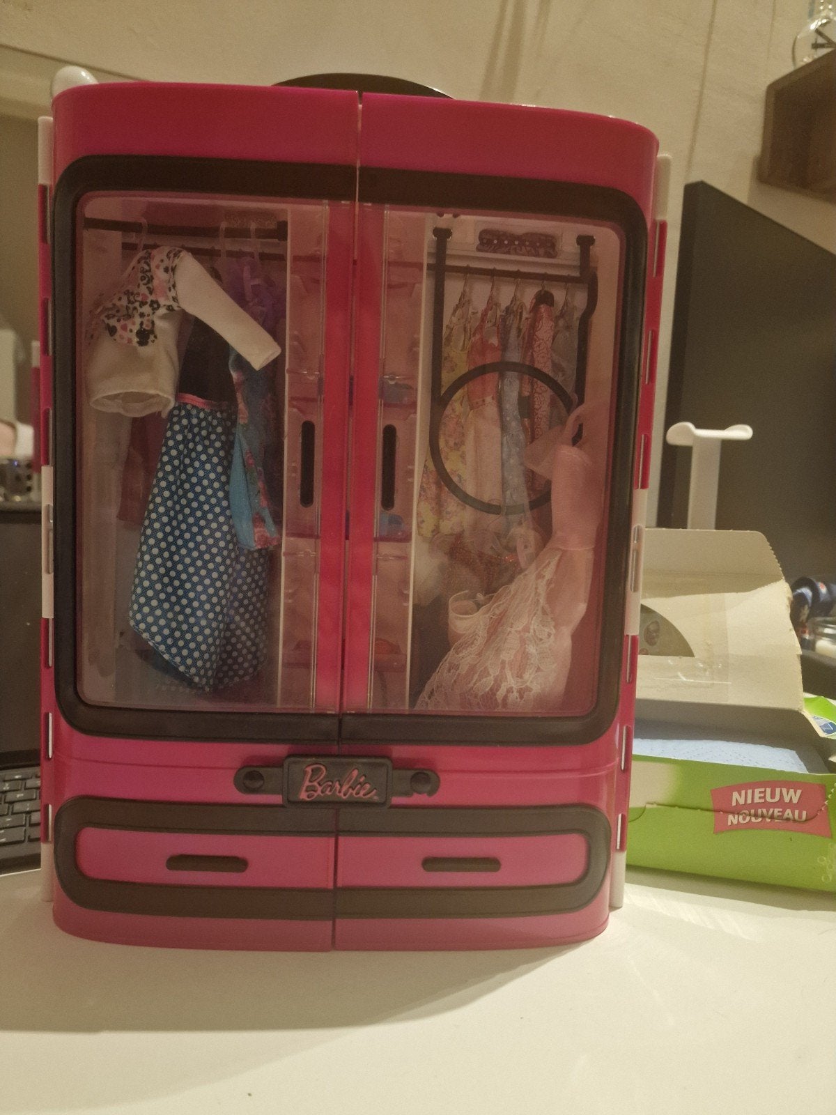 Grote Barbie set met poppen, lopend paard en kledingkast, Ophalen of Verzenden, Gebruikt, Barbie