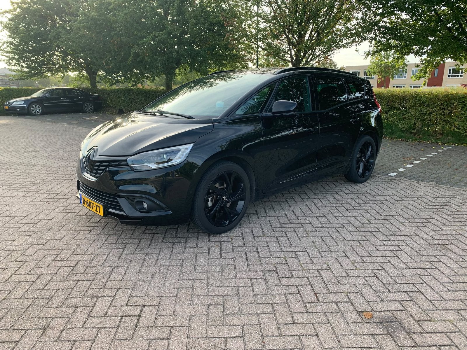 Renault Grand Scenic 1.3 TCe 140pk EDC GPF 7pl. 2019 Zwart, Auto's, Dealer onderhouden, Sportstoelen, 4 cilinders, Zwart