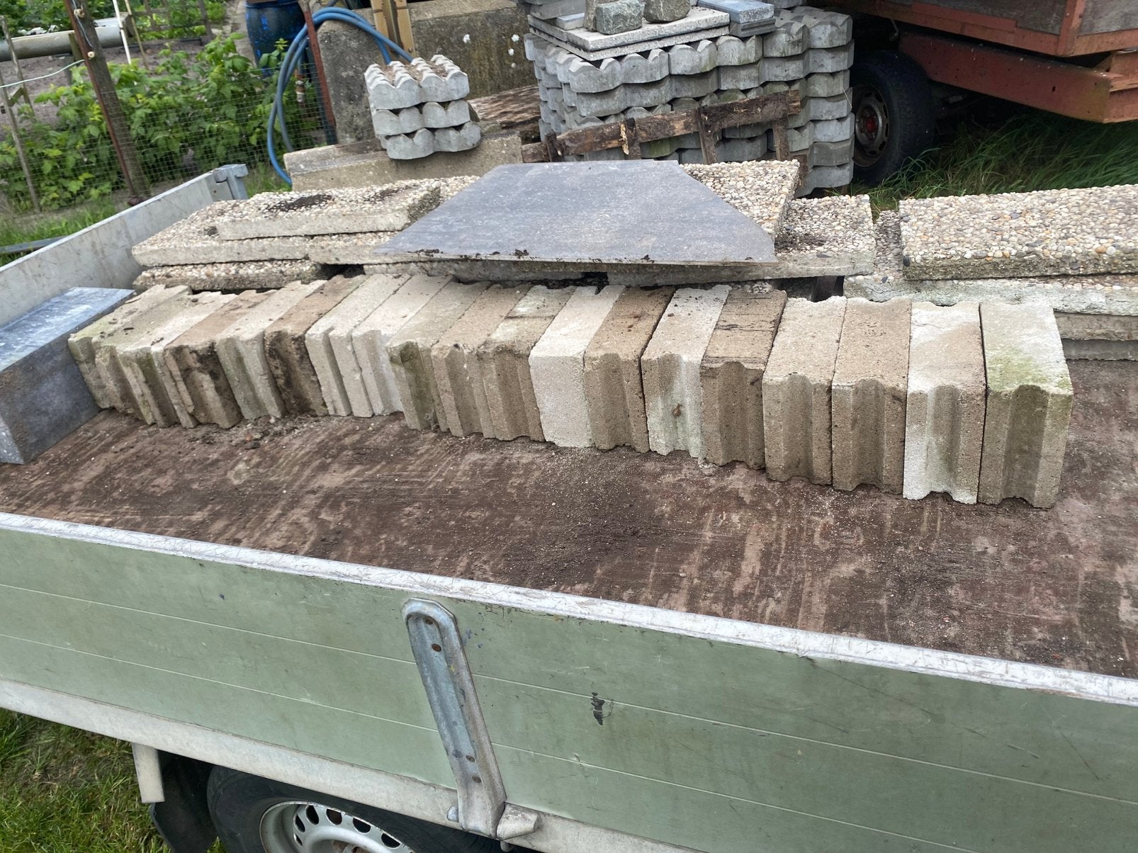 20 stuks betonblokken gratis af te halen, Ophalen of Verzenden, Zo goed als nieuw, Bakstenen
