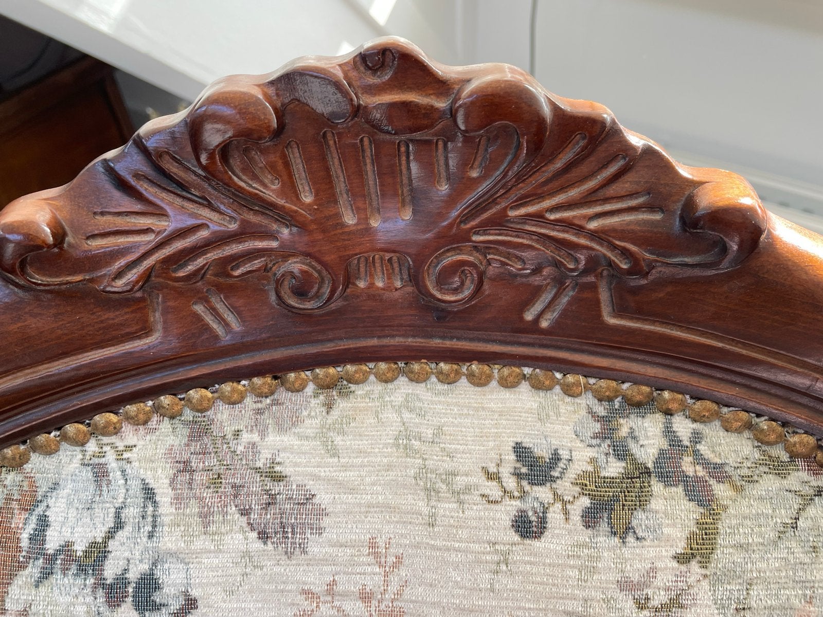 Antieke fauteuil met bloemmotief, Ophalen