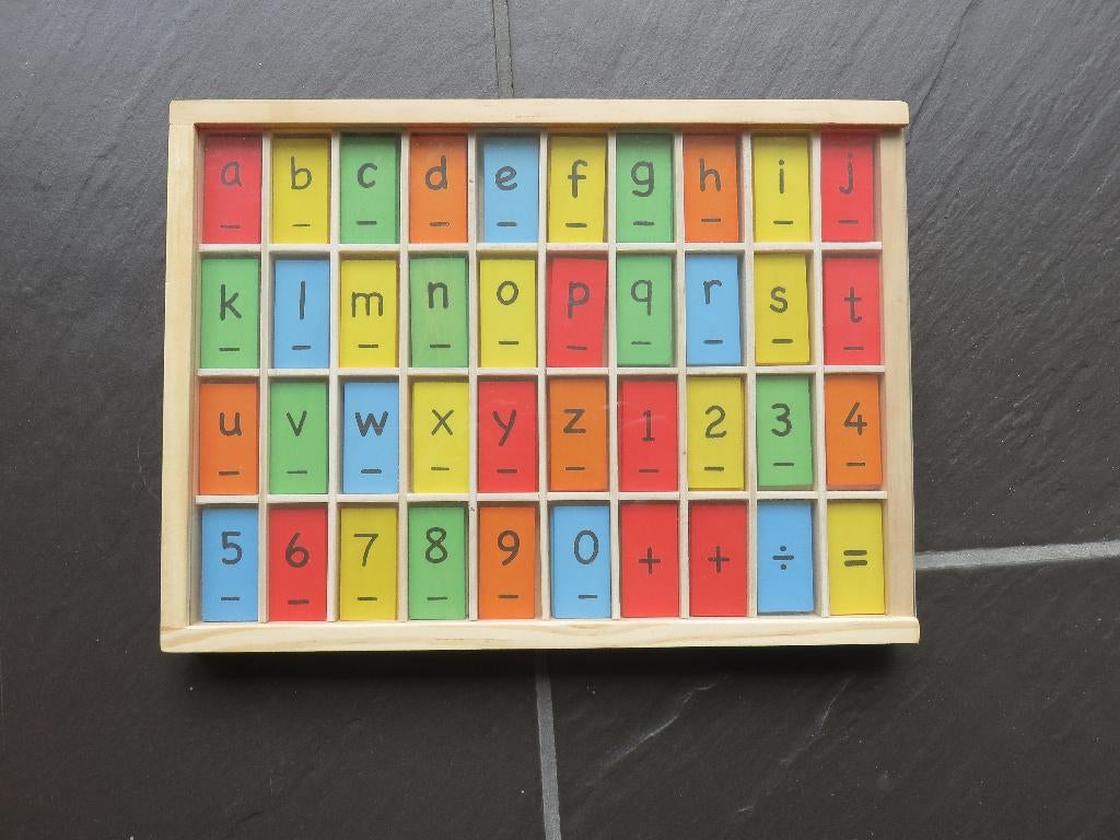 Houten letterbak met alfabet en cijferreeks., Kinderen en Baby's, Speelgoed | Educatief en Creatief, Ophalen of Verzenden, Zo goed als nieuw