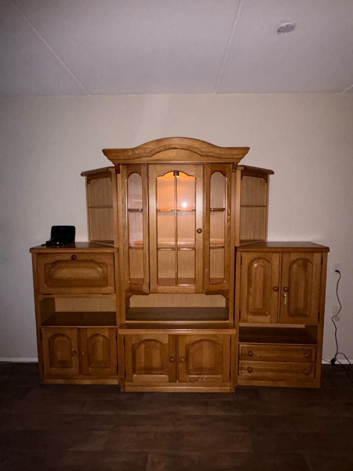 Gratis Eikenhouten wandmeubel / vitrinekast met veel opbergr, Huis en Inrichting, Ophalen, Gebruikt