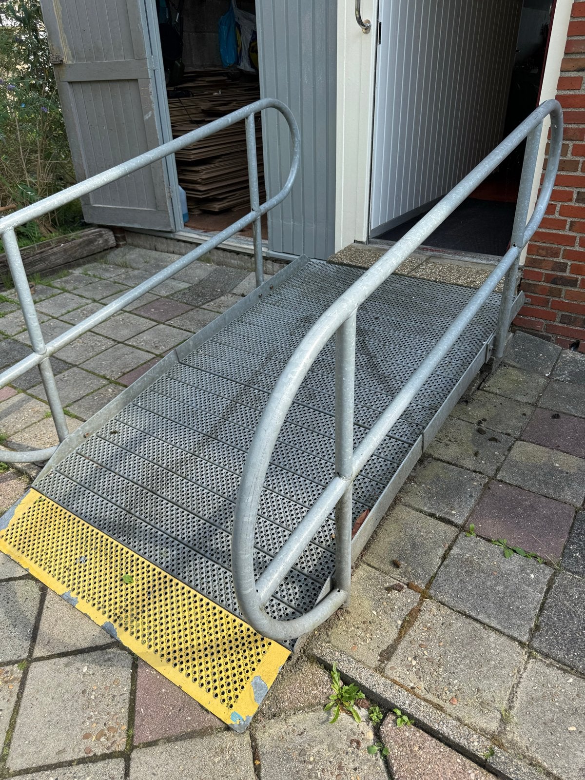 Verzinkte stalen rolstoelhelling / oprijplaat met leuningen, Ophalen, Gebruikt