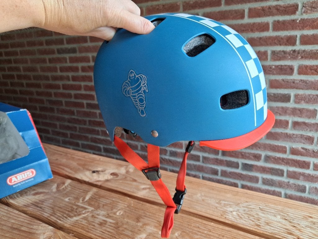 Abus Scraper v.2 helm, Fietsen en Brommers, Fietsaccessoires | Fietshelmen, M, Jongen of Meisje, Ophalen of Verzenden, Zo goed als nieuw