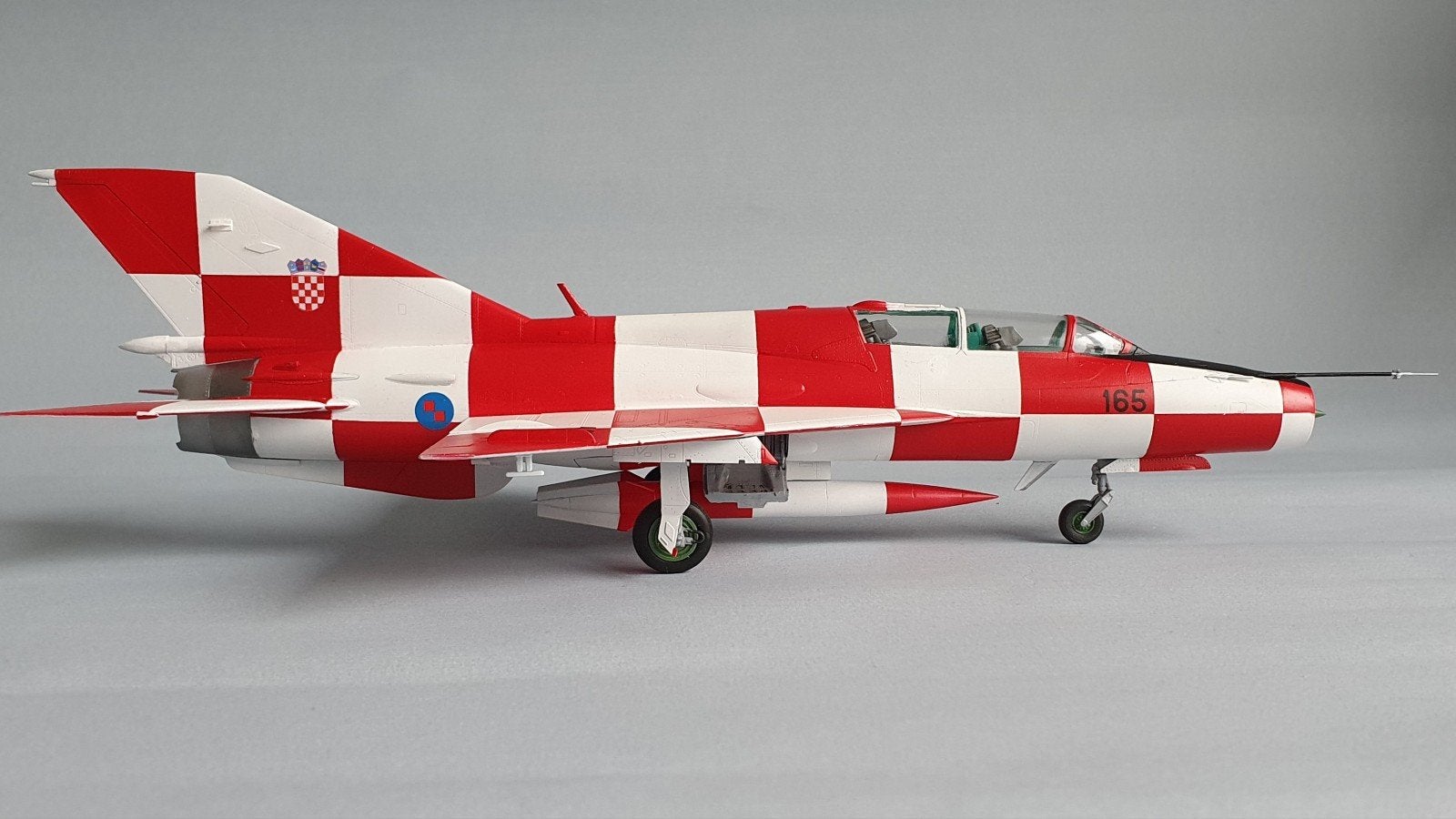 Gebouwd: Trumpeter 1/48 MiG-21 UM Croatian AF, Gebruikt, Groter dan 1:72, Vliegtuig, Ophalen