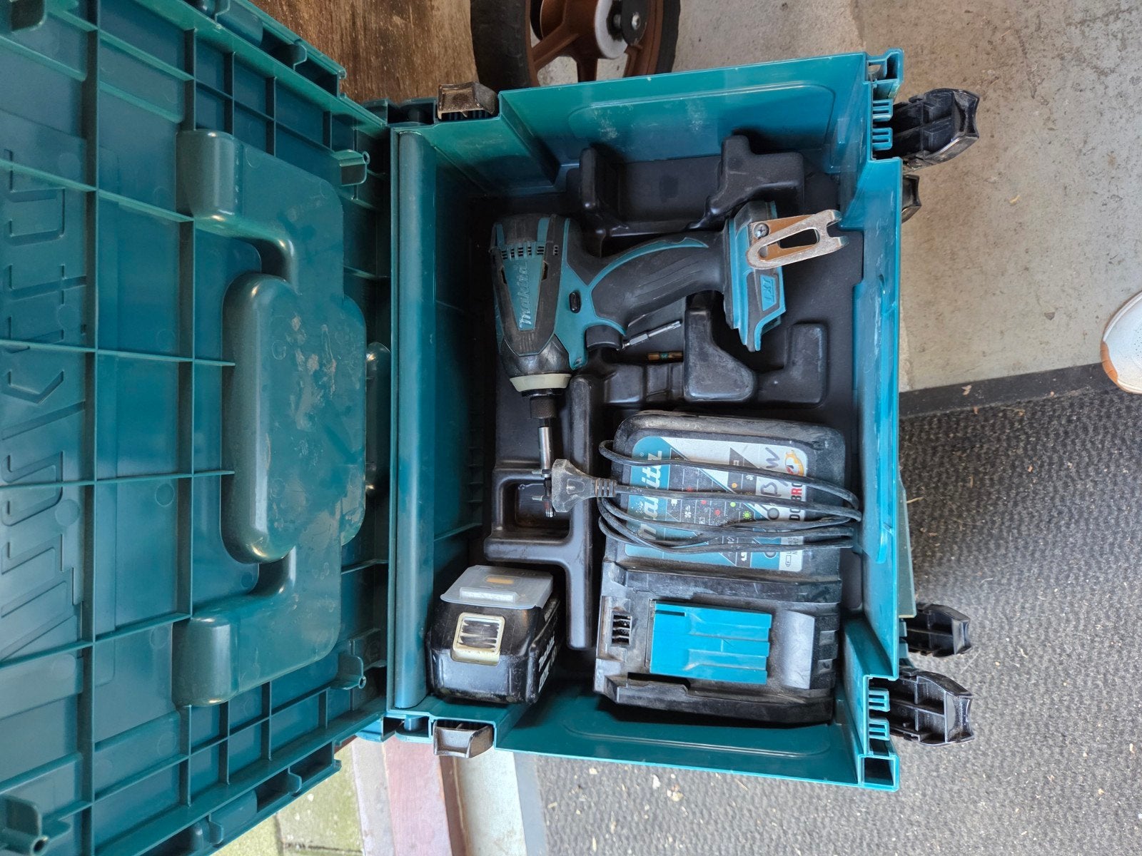 Makita slagschroefmachine met accu en lader, Ophalen, Gebruikt, Boor- en Schroefmachine, Variabele snelheid