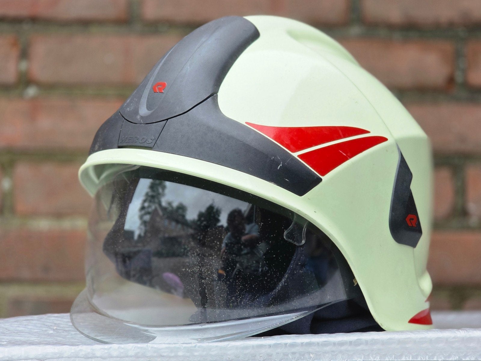 brandweerhelm brandweer Rosenbauer, Verzamelen, Ophalen of Verzenden, Landmacht, Nederland, Embleem of Badge