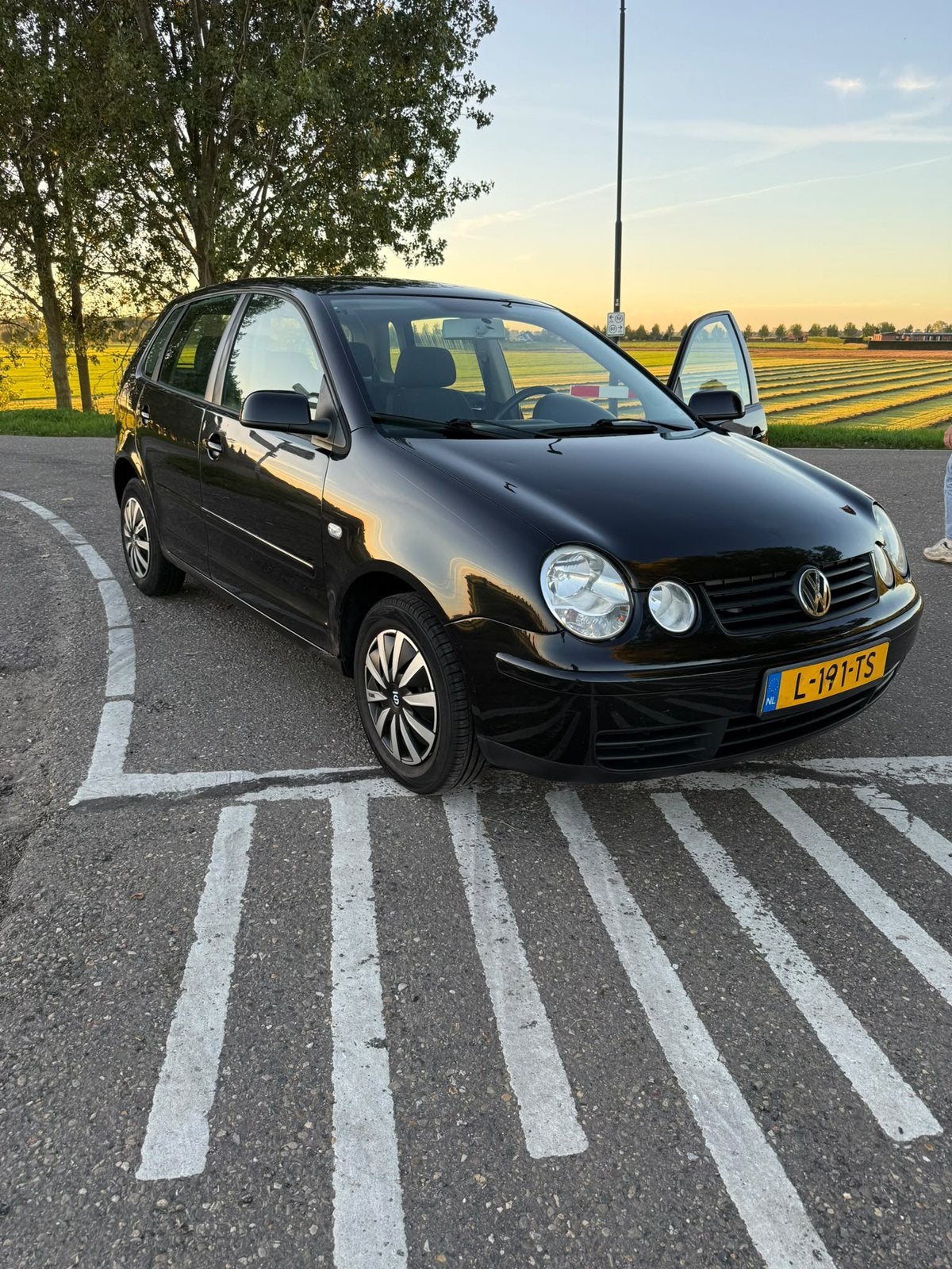 Vw polo 1.4 16 V 5-deurs airco apk dealer onderhouden, Voorwielaandrijving, Stof, Zwart, 4 cilinders