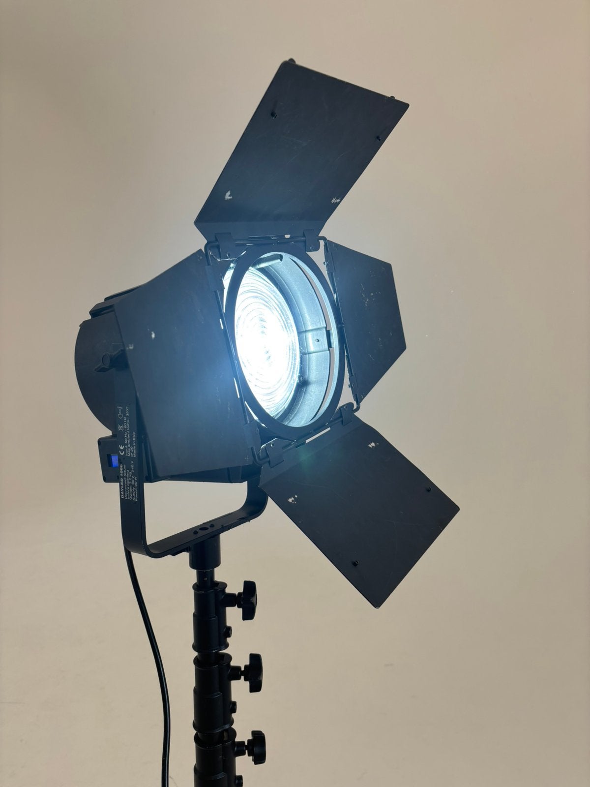 Lupo daglicht led fresnel lamp 1kw, Audio, Tv en Foto, Fotografie | Fotostudio en Toebehoren, Lamp of Flitsset, Gebruikt, Ophalen of Verzenden