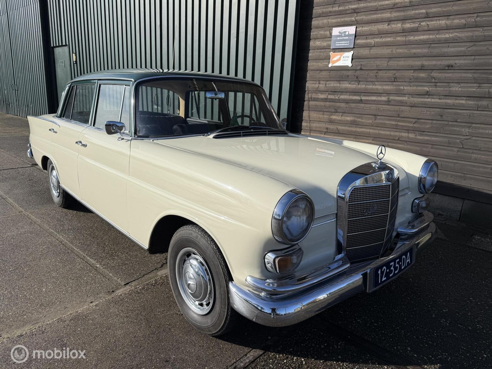 Mercedes-Benz 200 D Heckflosse NAP Nieuwstaat!, Auto's, Lederen bekleding, Achterwielaandrijving, Zwart, Wit