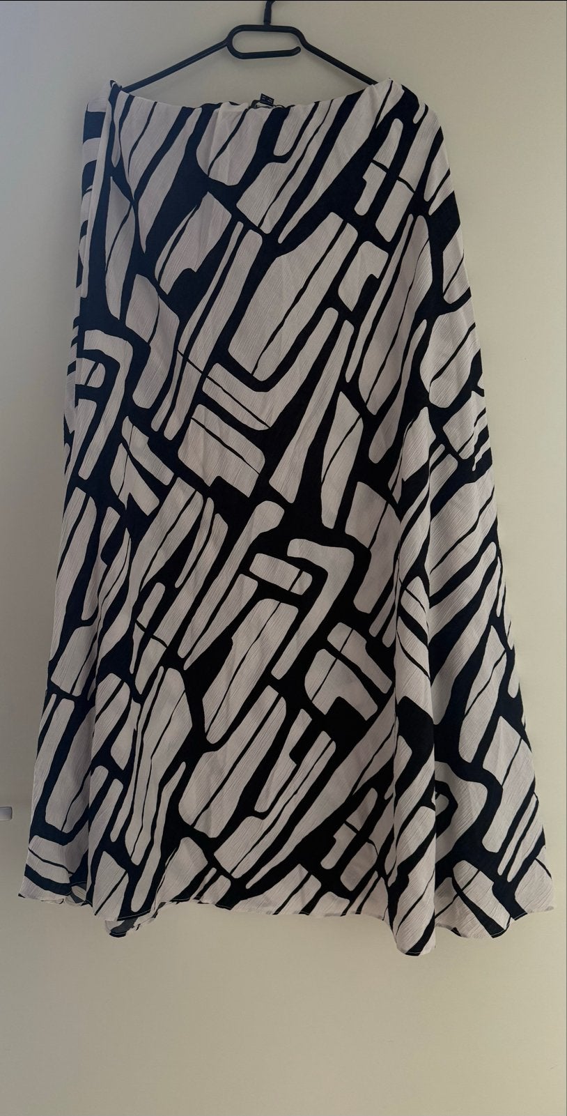 Zwart-witte maxi rok met abstracte print, Maat 38/40 (M), Verzenden, Zwart, Zo goed als nieuw