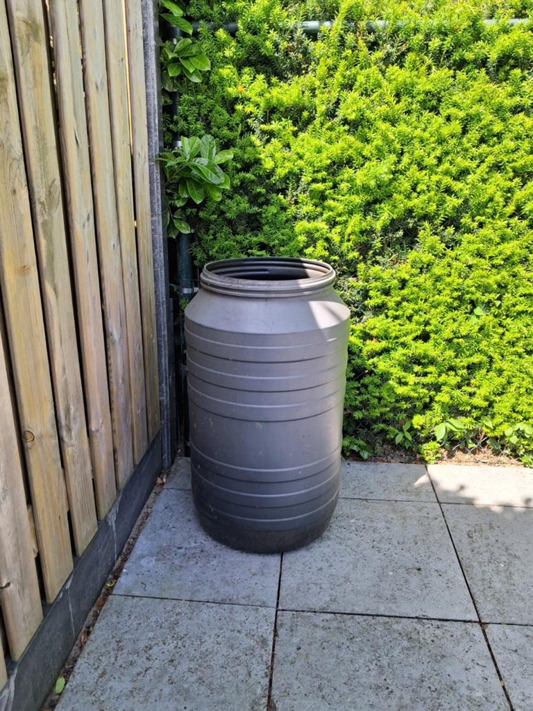 Grote grijze regenton, 150 liter of meer, Ophalen