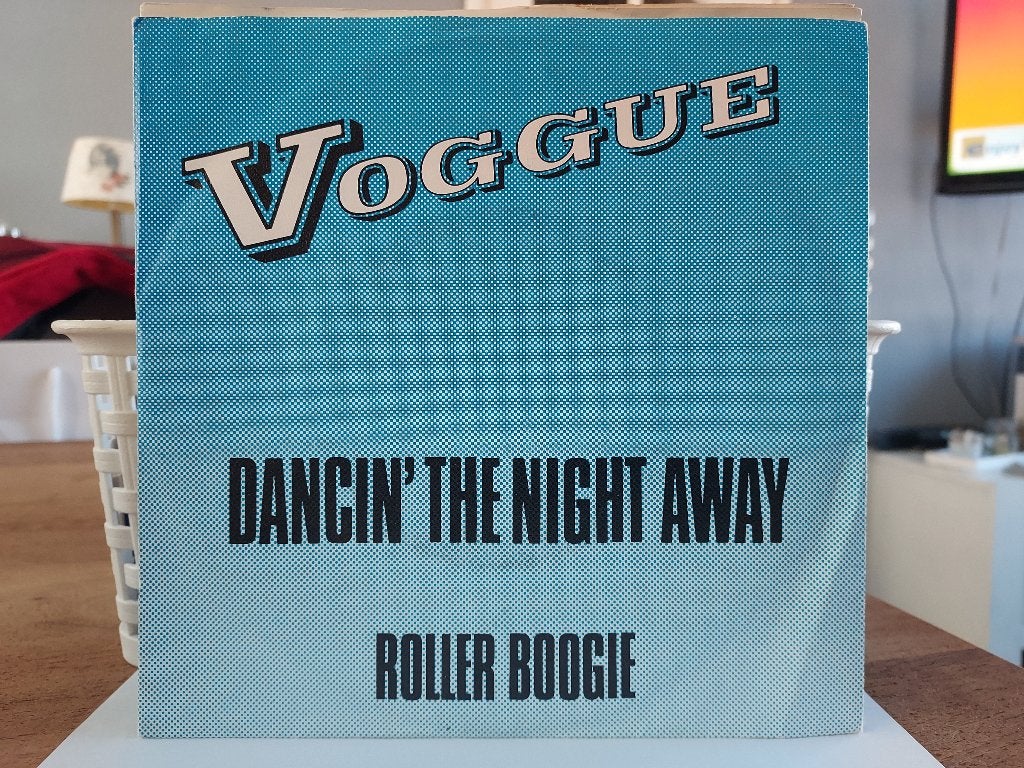 7" Single Voggue - Dancin' The Night Away / Roller Boogie, Gebruikt, 7 inch, Ophalen of Verzenden, Pop