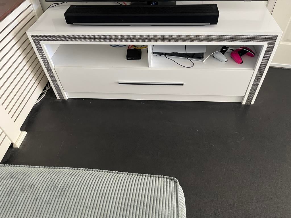 TV meubel met swarovski look rand, wit. Gratis, Ophalen, Gebruikt, Minder dan 85 cm, 60 cm of meer
