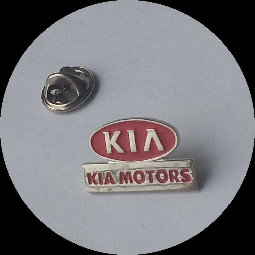 KIA MOTORS pin, chroom rood, Verzamelen, Ophalen of Verzenden, Zo goed als nieuw, Transport, Speldje of Pin