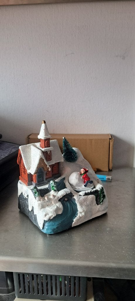 Kersttafereel,kind maakt sneeuwpop (Z258-35), Ophalen of Verzenden, Zo goed als nieuw