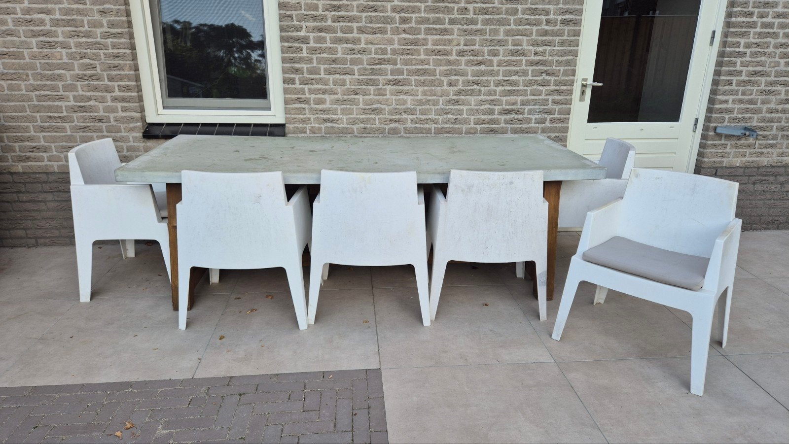 Tuintafel polystone/hout met 6 kunststof witte stoelen, Ophalen, Gebruikt, Hardhout, 8 zitplaatsen