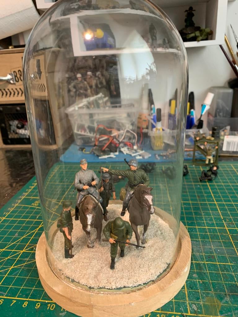Klein Germany ww2 paarden en figuren schaal 1:35 in vitrine, Ophalen of Verzenden, Gebruikt, 1:35 tot 1:50, Figuur of Figuren