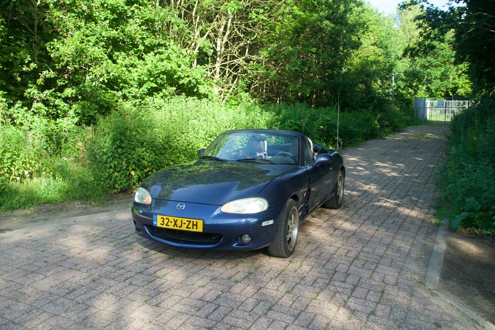 Mazda MX-5 1.8I vvt 2001 Blauw, Auto's, Mazda, Achterwielaandrijving, Cabriolet, 49 €/maand, 11 km/l