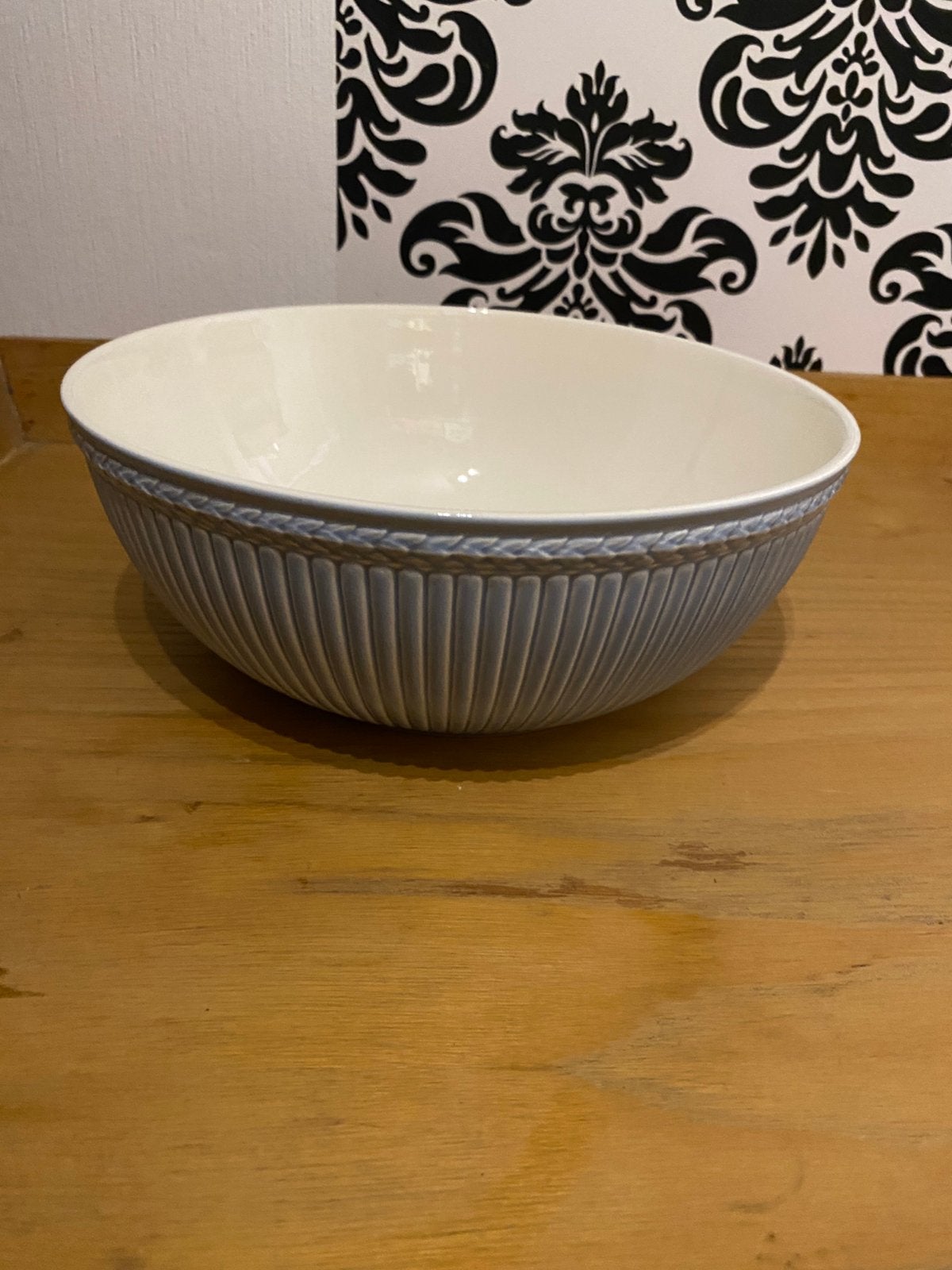 Wedgwood Edme saladekom lichtblauw, Ophalen of Verzenden, Zo goed als nieuw, Aardewerk, Schaal of Schalen
