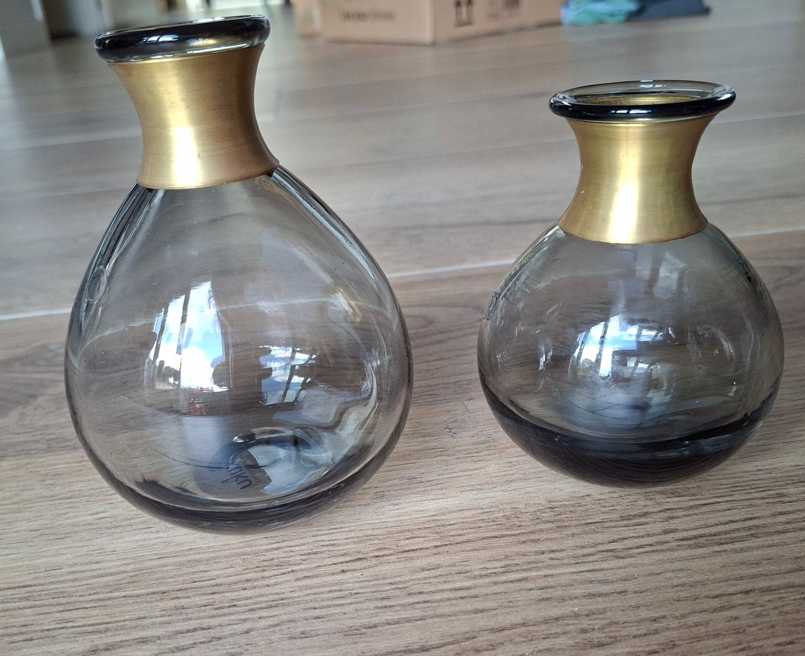 Nkuku Set van 2 glazen vazen met gouden accenten, Huis en Inrichting, Met patroon/structuur, Ophalen of Verzenden, Grijs, Glas