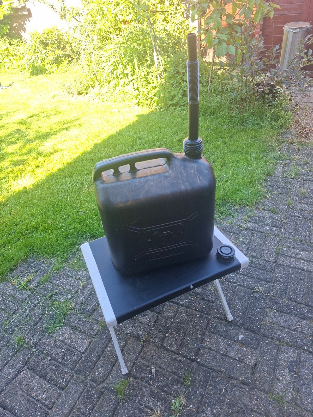 Zwarte jerrycan met schenktuit, Ophalen, Gebruikt