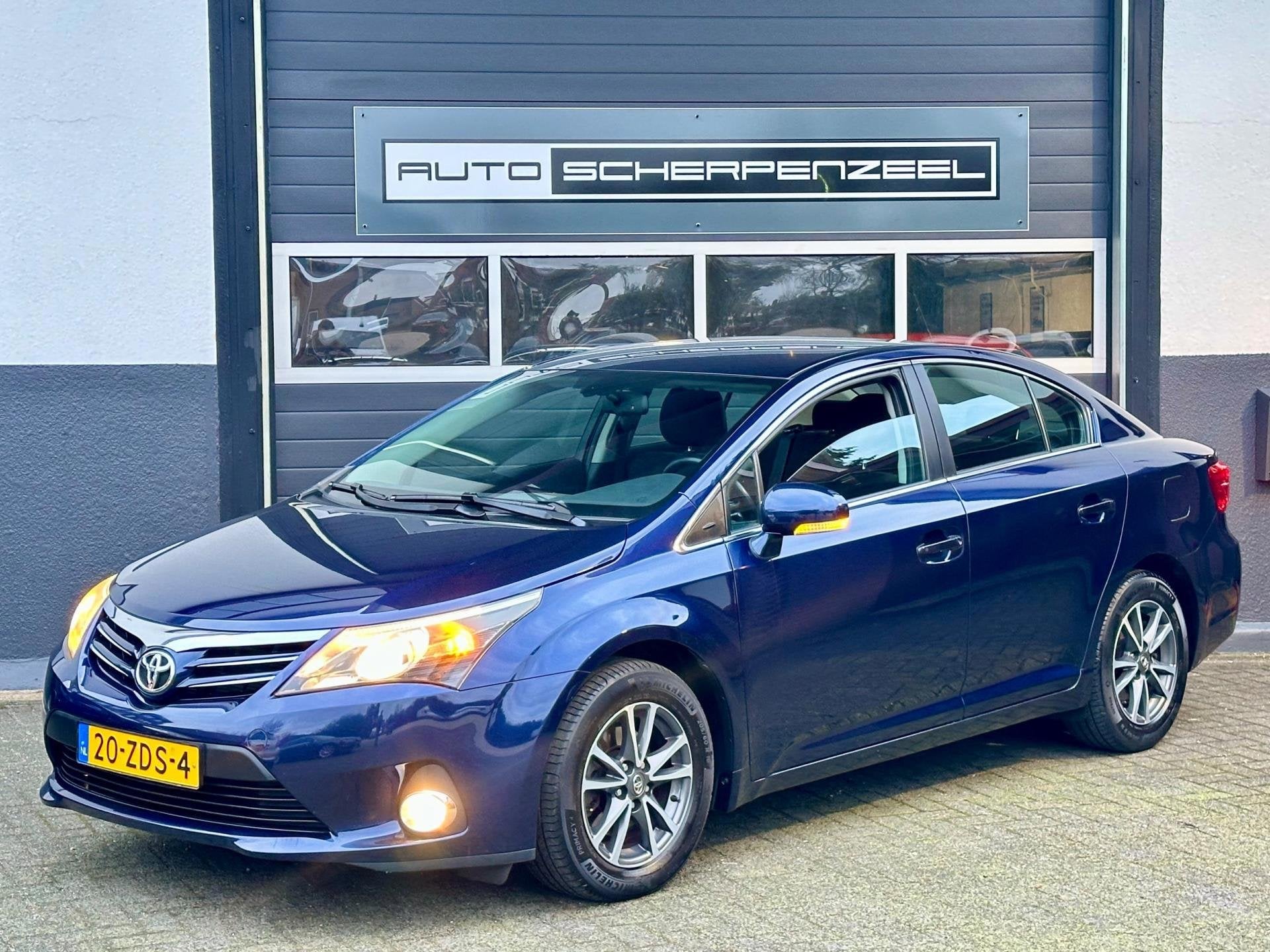 Toyota Avensis 1.8 VVTi Business I UNIEK MOOIE AUTO I NAVI I, Auto's, Voorwielaandrijving, Blauw, Automatische klimaatregeling