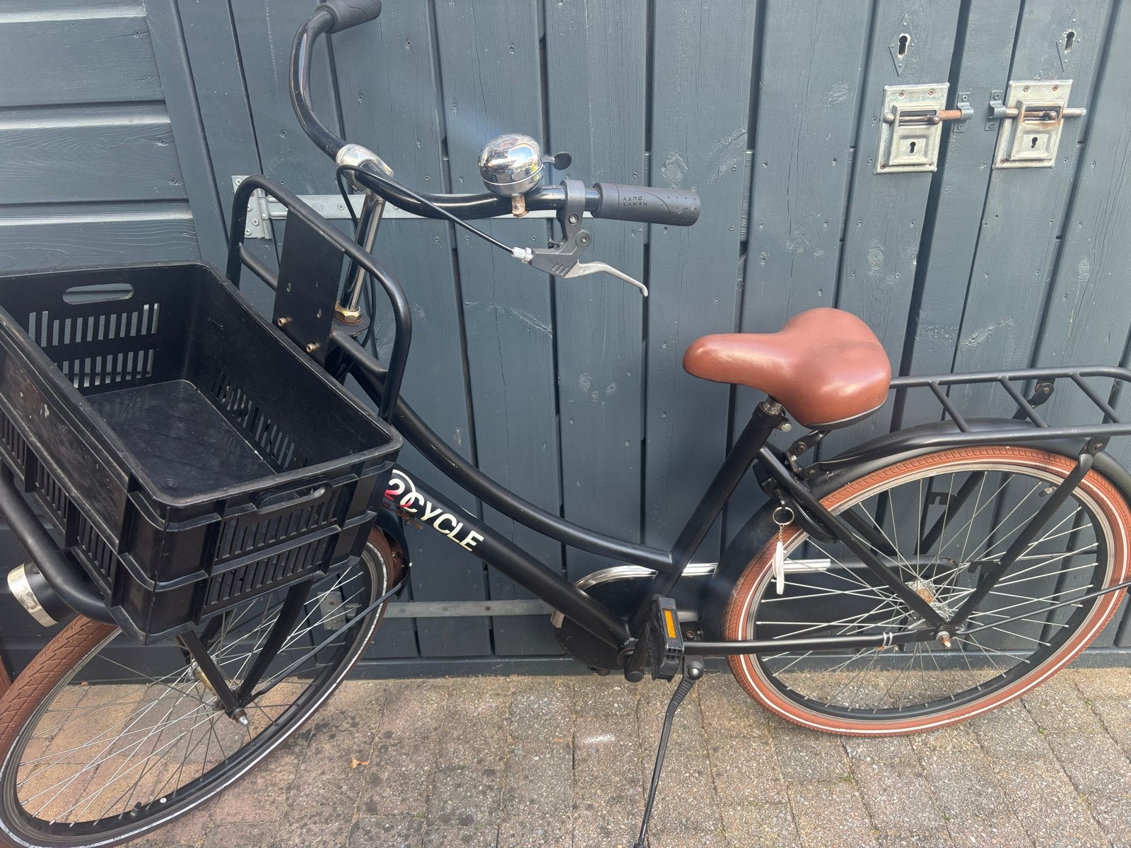 Zwarte 26 inch kinderfiets met krat, Ophalen, Gebruikt, Terugtraprem, 20 inch of meer