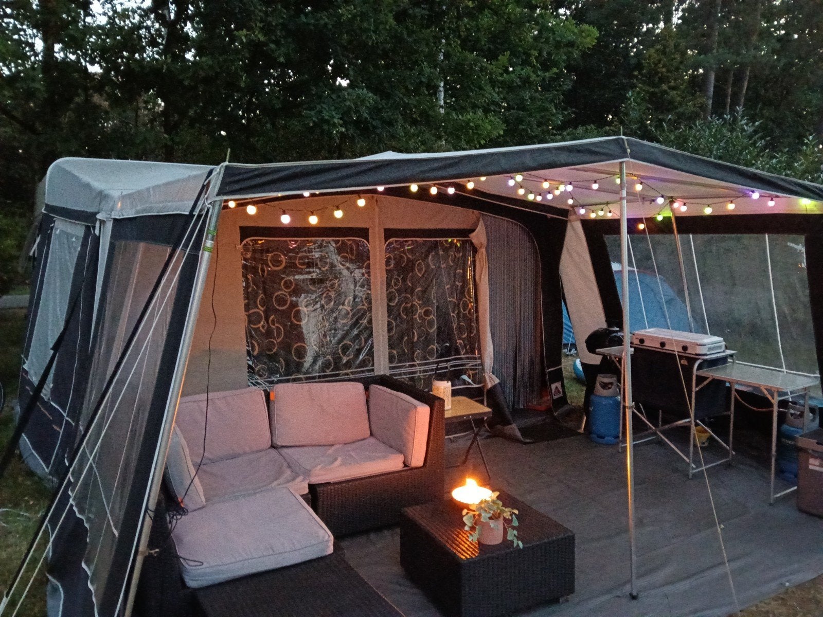 Bürstner Holiday Caravan met stapelbed en voortent , luifel., Caravans en Kamperen, Vast bed, Koelkast, 750 - 1000 kg, Particulier