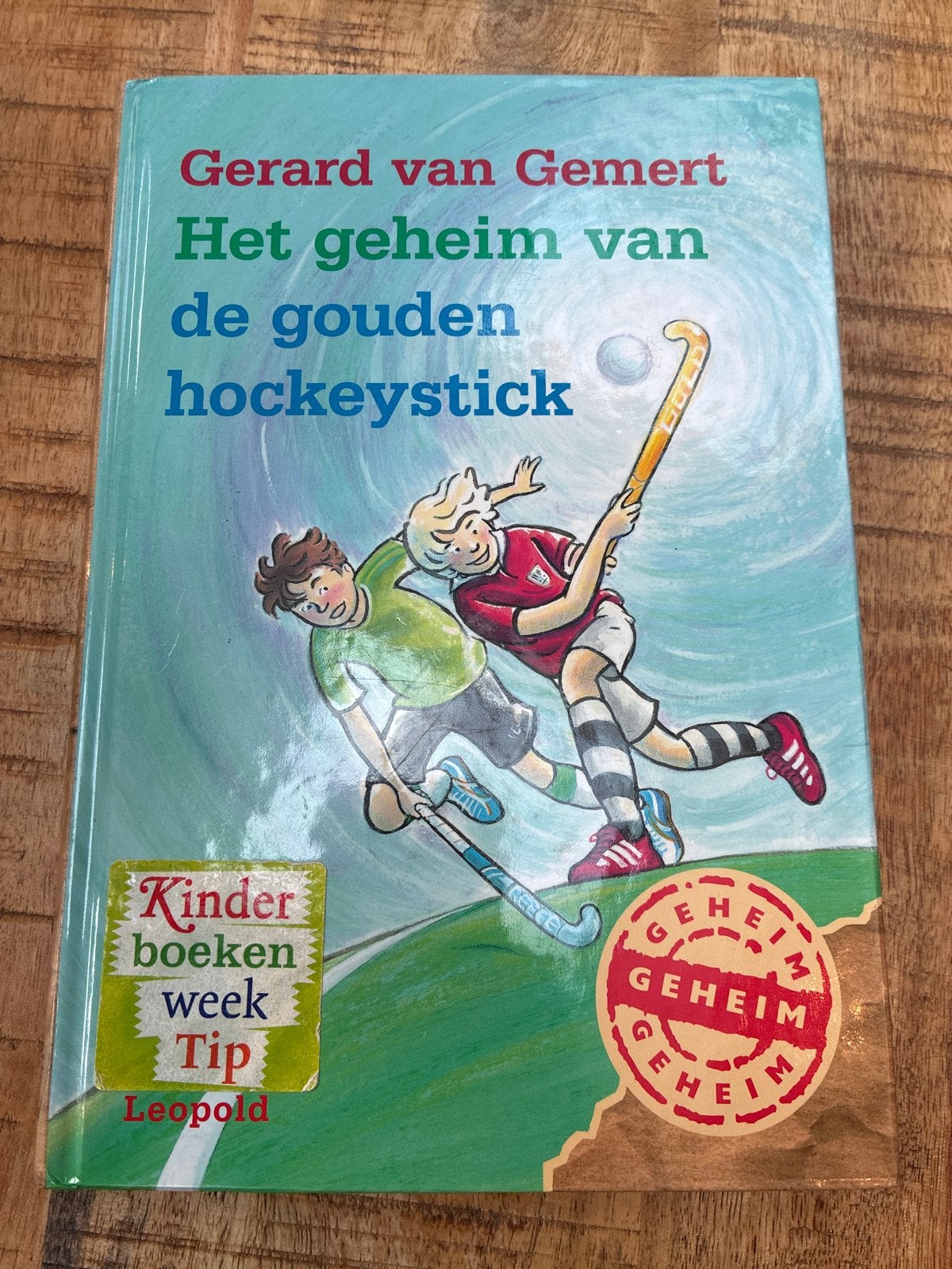 Het geheim van de gouden hockeystick - Gerard van Gemert, Ophalen of Verzenden, Zo goed als nieuw, Fictie algemeen