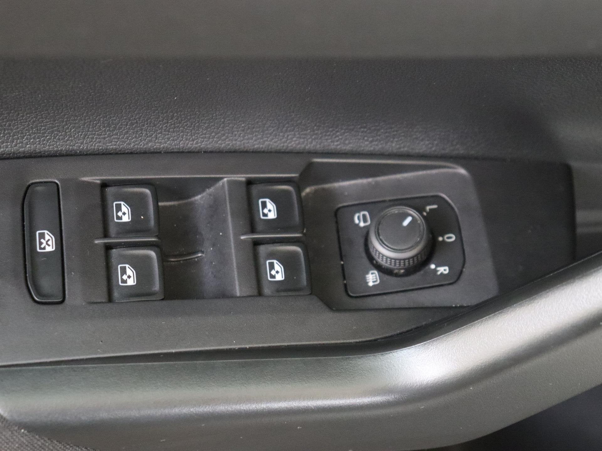 Foto 16 van Volkswagen Polo 1.0 TSI Life | Achteruitrijcamera | Adaptiev