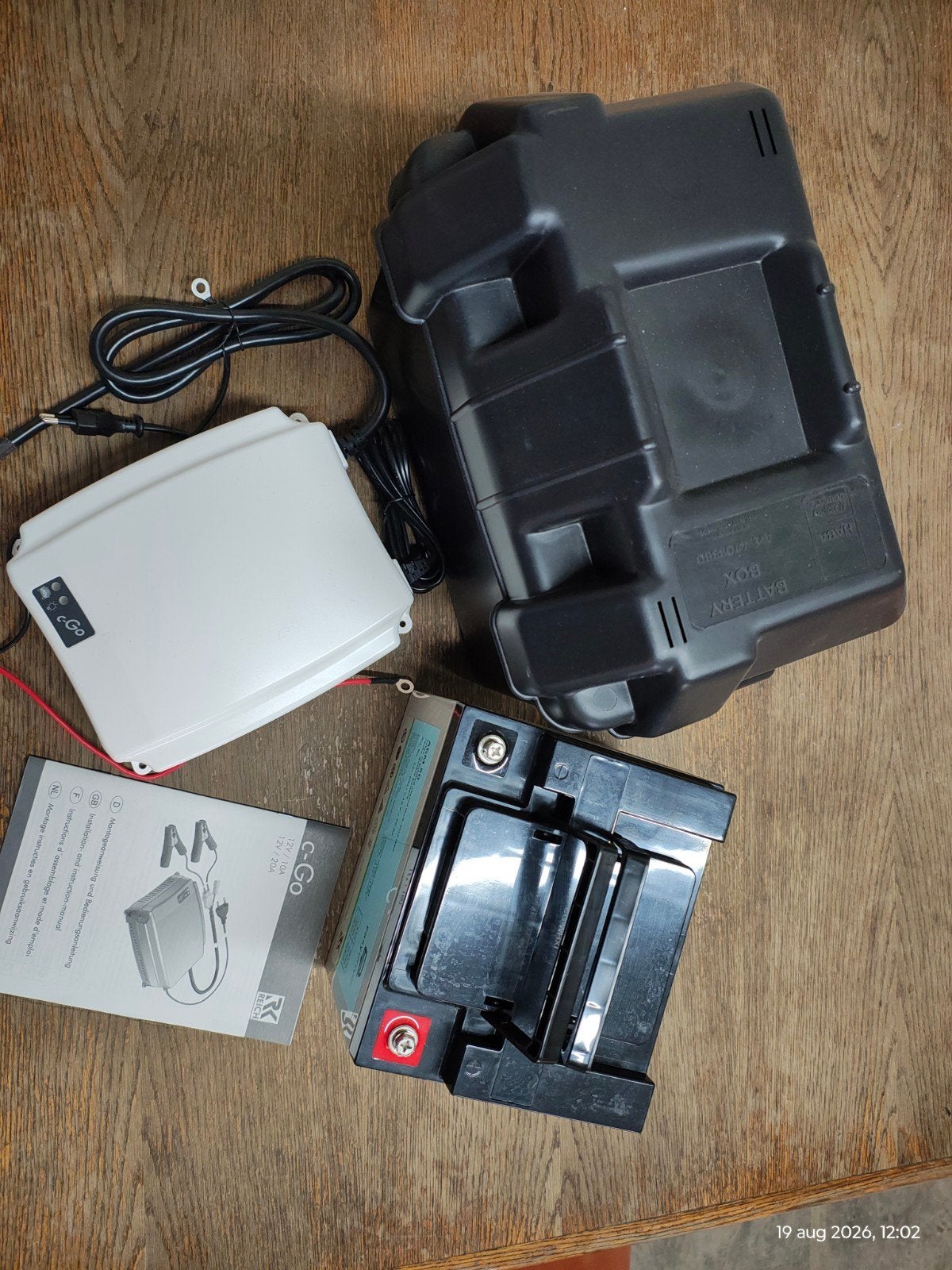 Accu set met lader en accubak voor caravan/camper/mover, Ophalen, Zo goed als nieuw