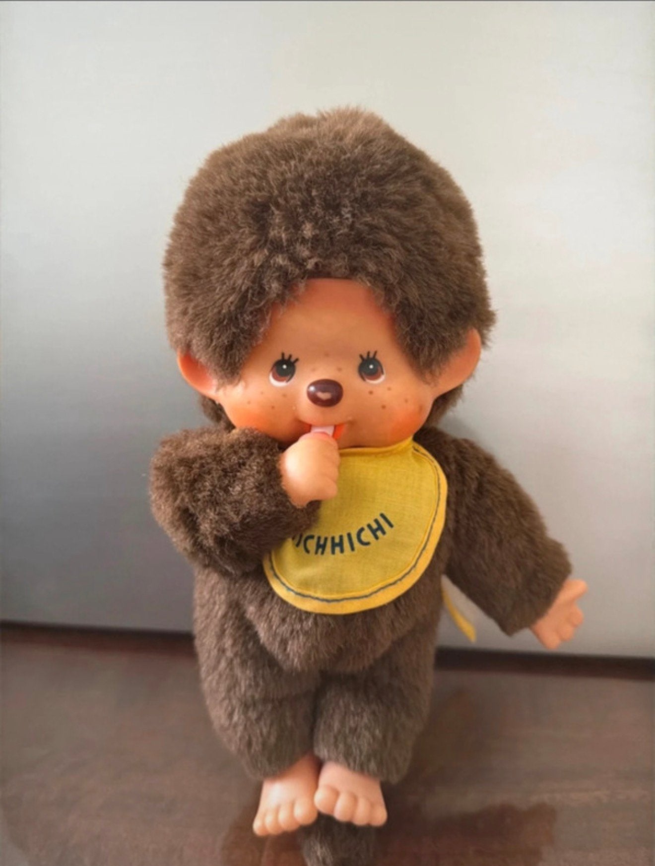 Zeldzaam- Vintage Monchhichi 20 cm | Sekiguchi 52 jaar oud., Overige merken, Zo goed als nieuw, Met kleding of accessoire, Klein (minder dan 20 cm)