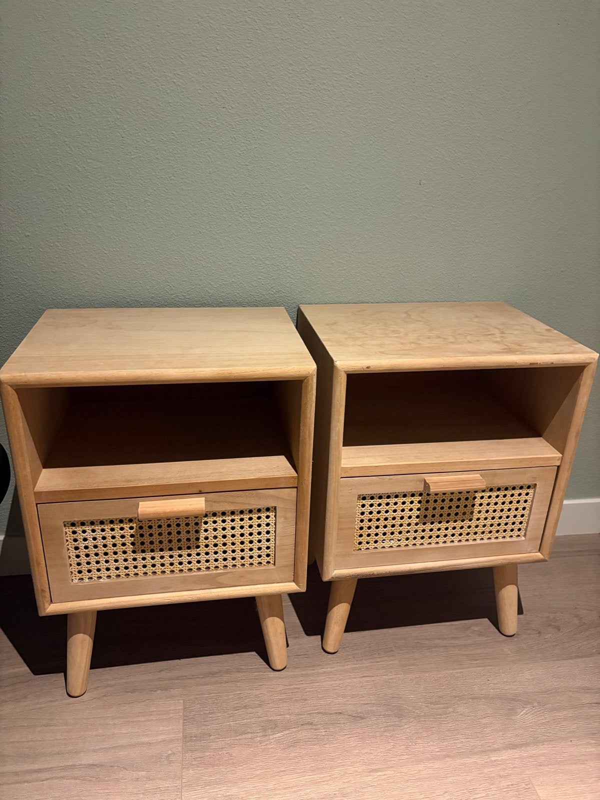 Set van 2 houten nachtkastjes met rotan lade, Ophalen, Gebruikt, 55 tot 70 cm, 45 tot 65 cm