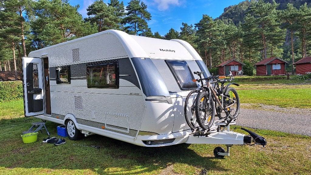 Instapklare Hobby De Luxe 540 KMFe - 1800kg - Unico - invent, Caravans en Kamperen, Caravans, Hobby, Treinzit, Particulier, Dwars-stapelbed