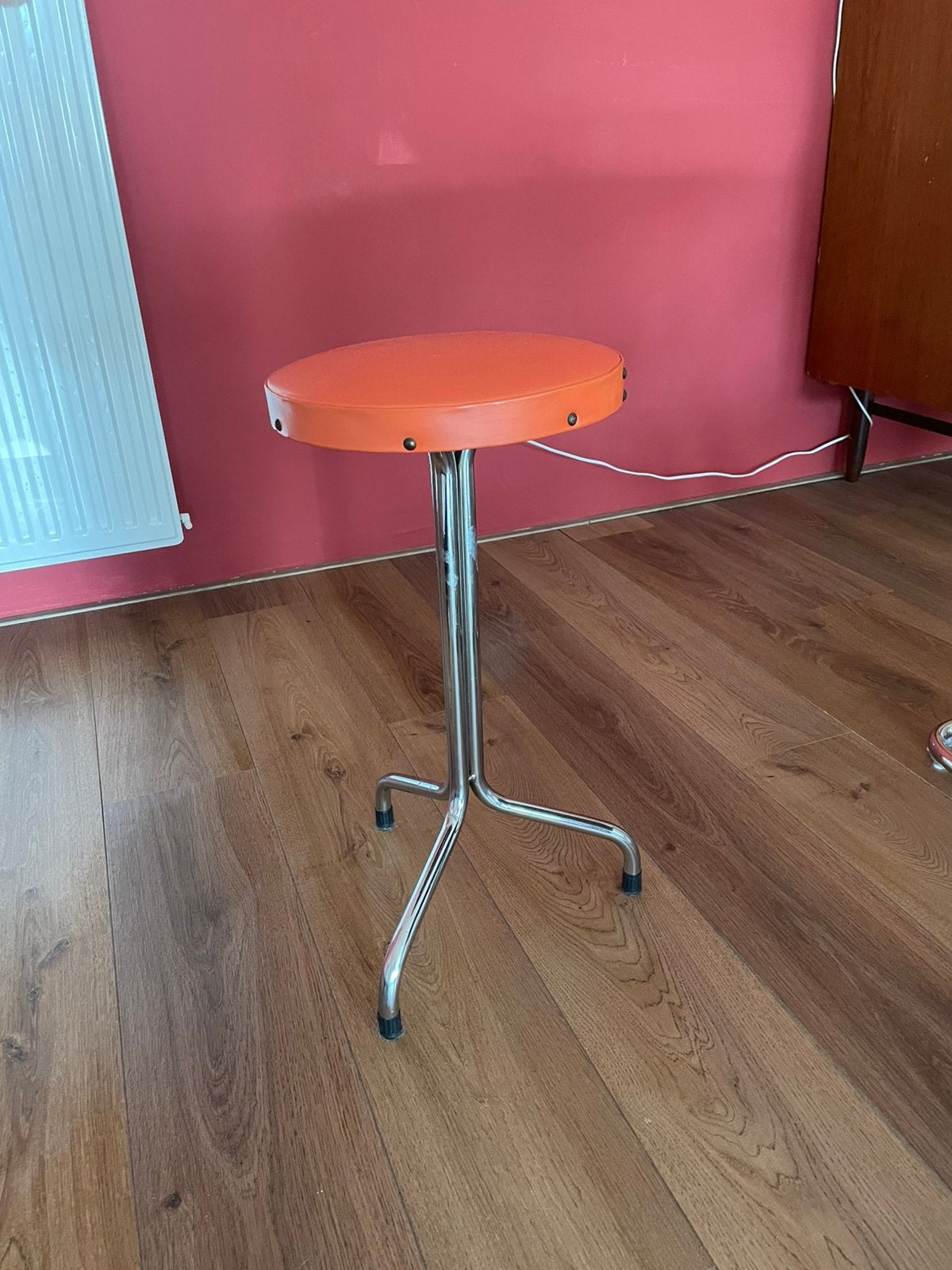 Vintage oranje kruk (mid century), Ophalen, Zo goed als nieuw, Staal