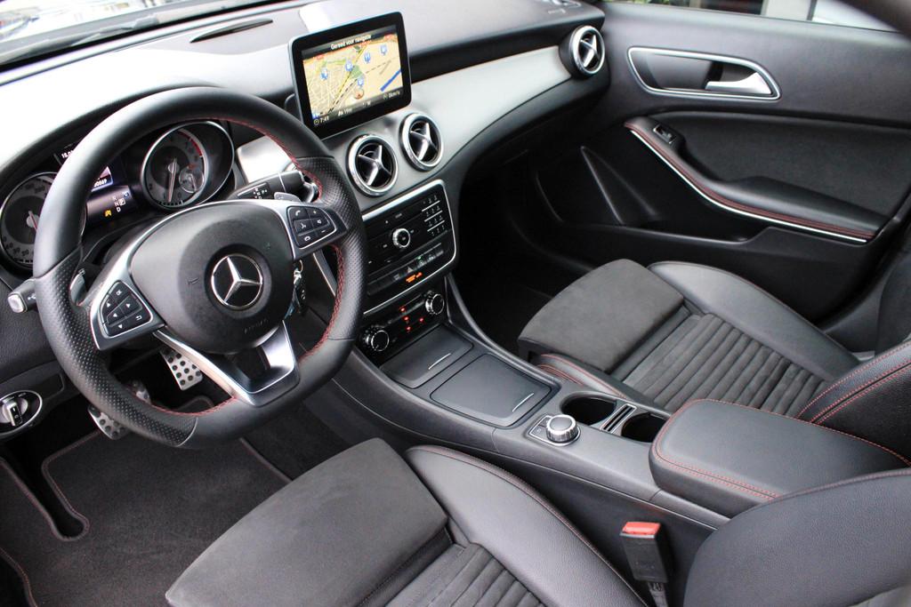 Mercedes-Benz GLA-Klasse 180 AMG Xenon | Navi | Cruisecontro, Gebruikt, 4 cilinders, 715 kg, Leder en Stof