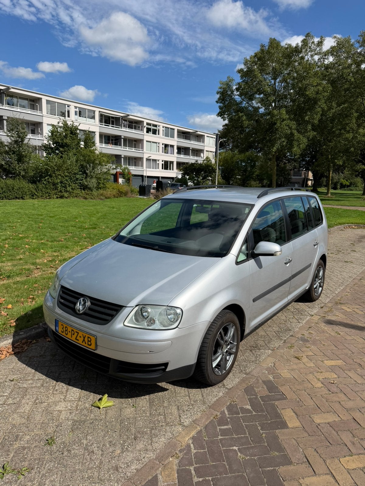 Volkswagen Touran 1.6 85KW 2005 Grijs, 4 cilinders, Origineel Nederlands, 75 €/maand, Handgeschakeld