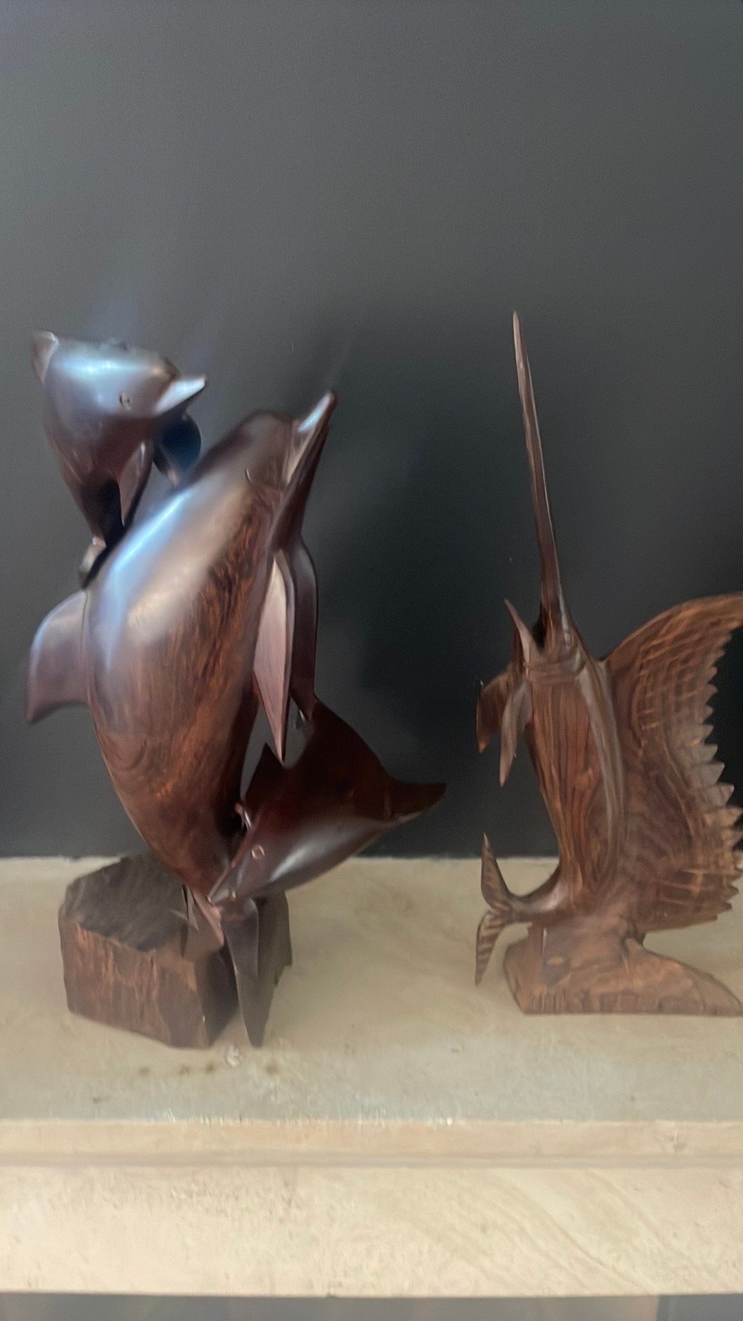 Houten beelden 2x (Dolfijnen & Zwaardvis) handgesneden–37 cm, Ophalen of Verzenden