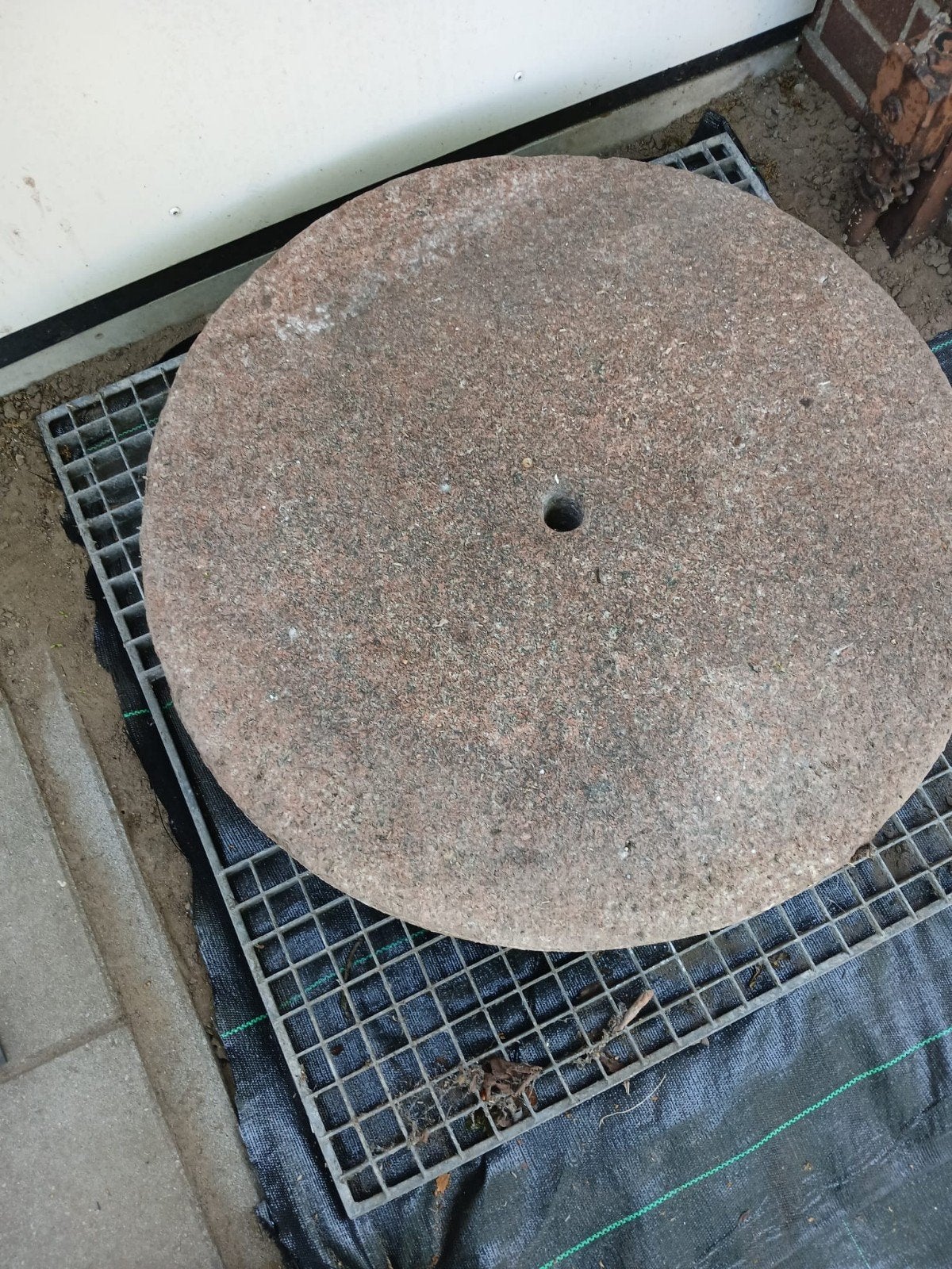 granieten molensteen, Ophalen, Waterornament