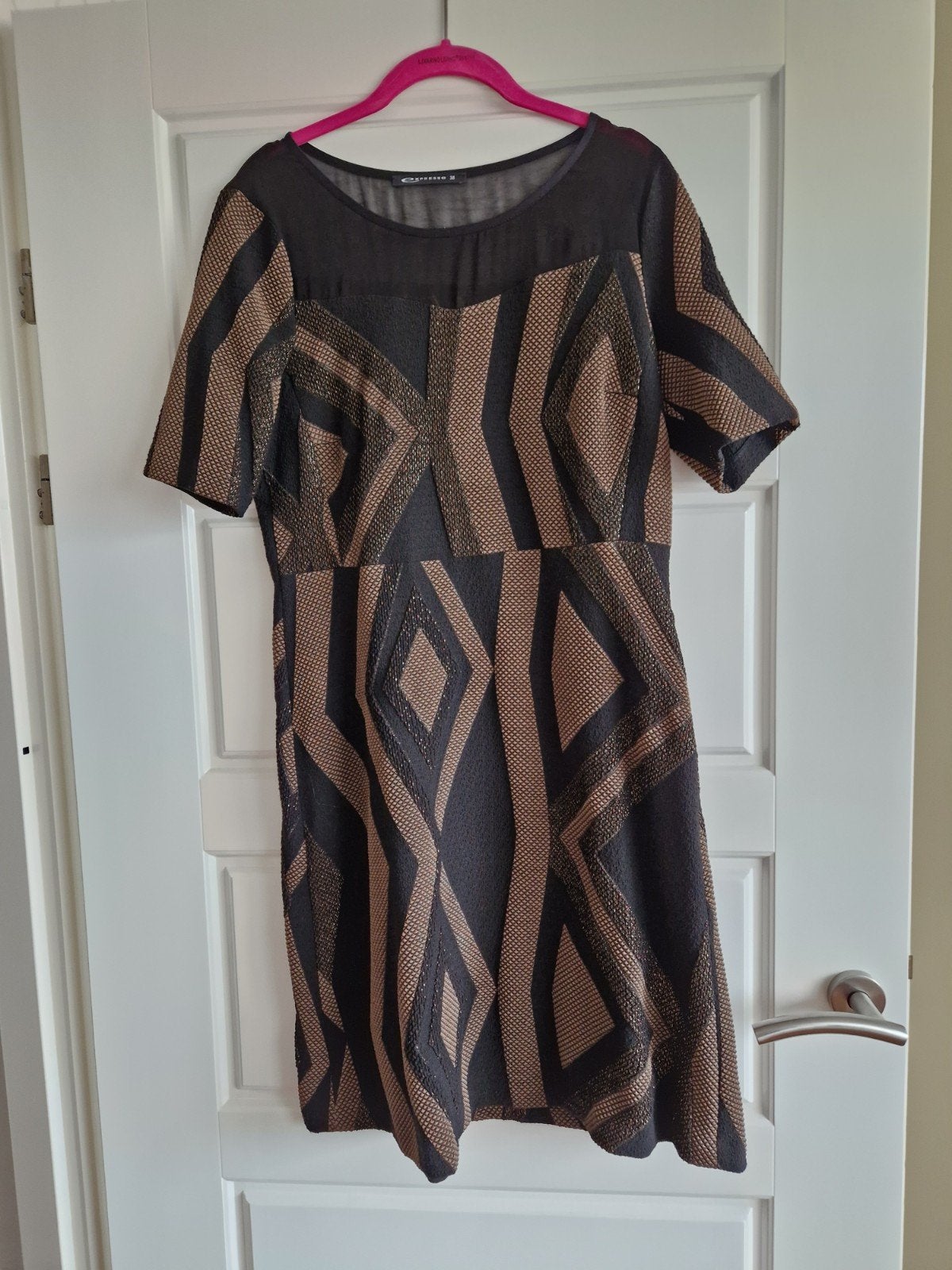 Te koop nieuwe bruine jurk, merk Expresso, maat 38., Kleding | Dames, Maat 38/40 (M), Bruin, Expresso, Nieuw