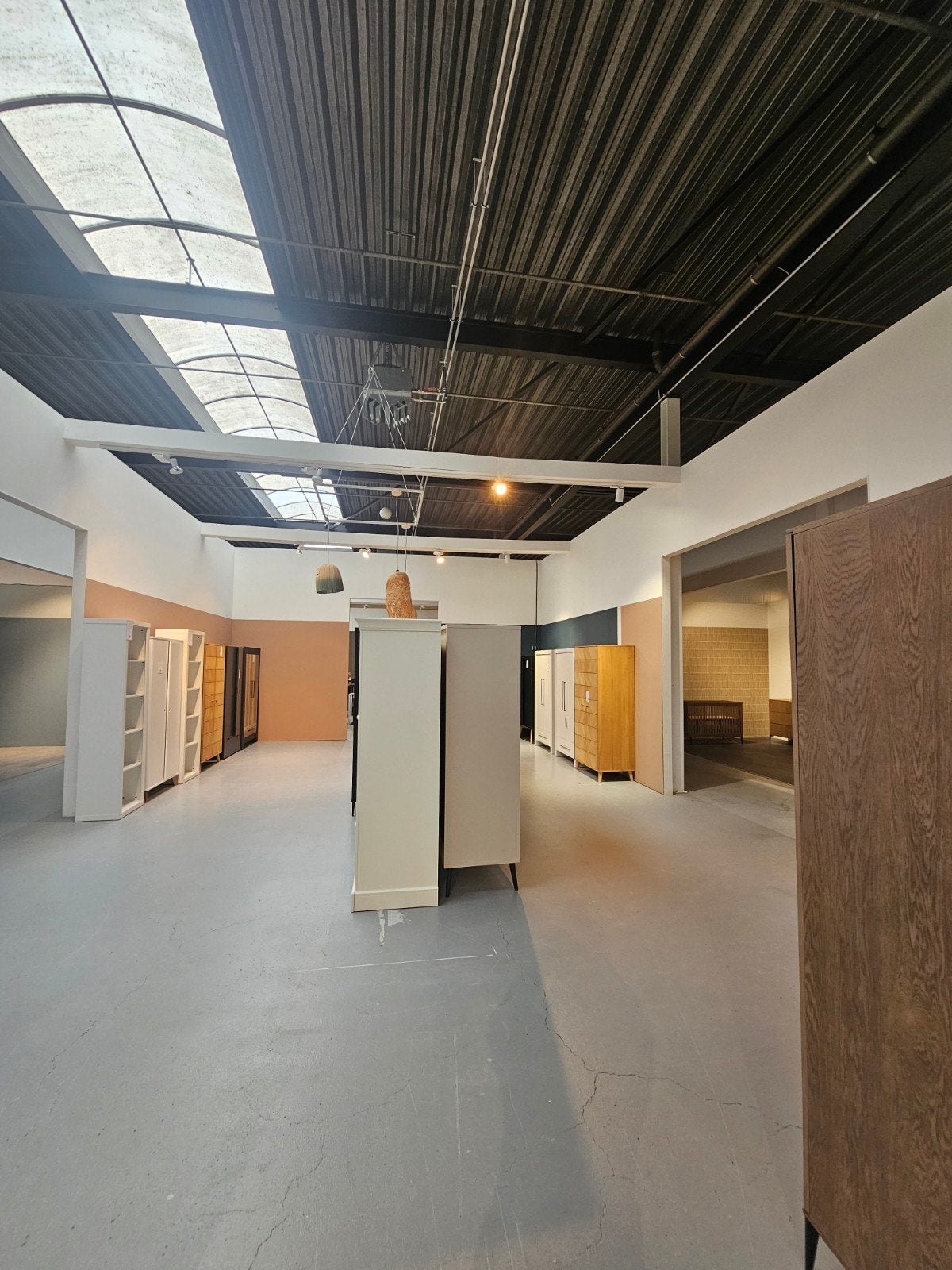 Showmodel outlet kasten, Ophalen, Zo goed als nieuw, Overige houtsoorten, Met deur(en)